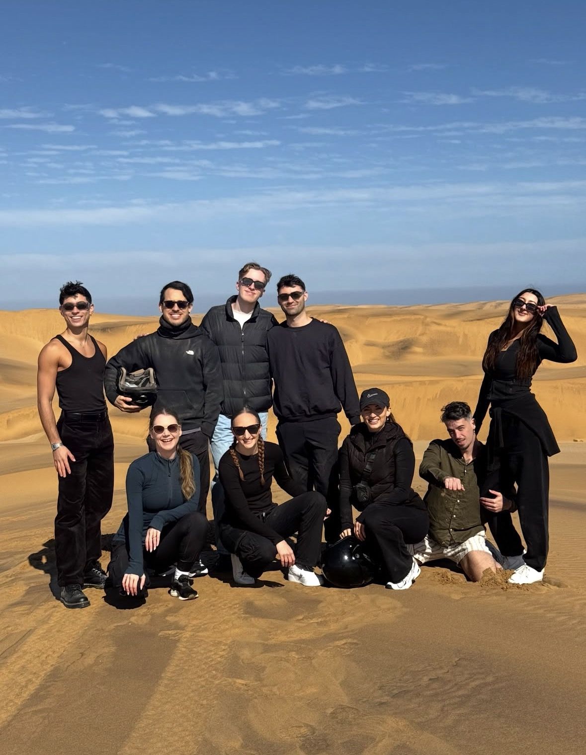 Tour-Guide erklärt die Ökologie der Sandwich Harbour-Lagune einer kleinen Besuchergruppe in Namibia